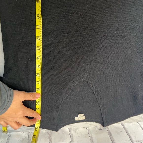 Halogen V-Neck Cashmere Sweater In Black - Picture 7 of 8